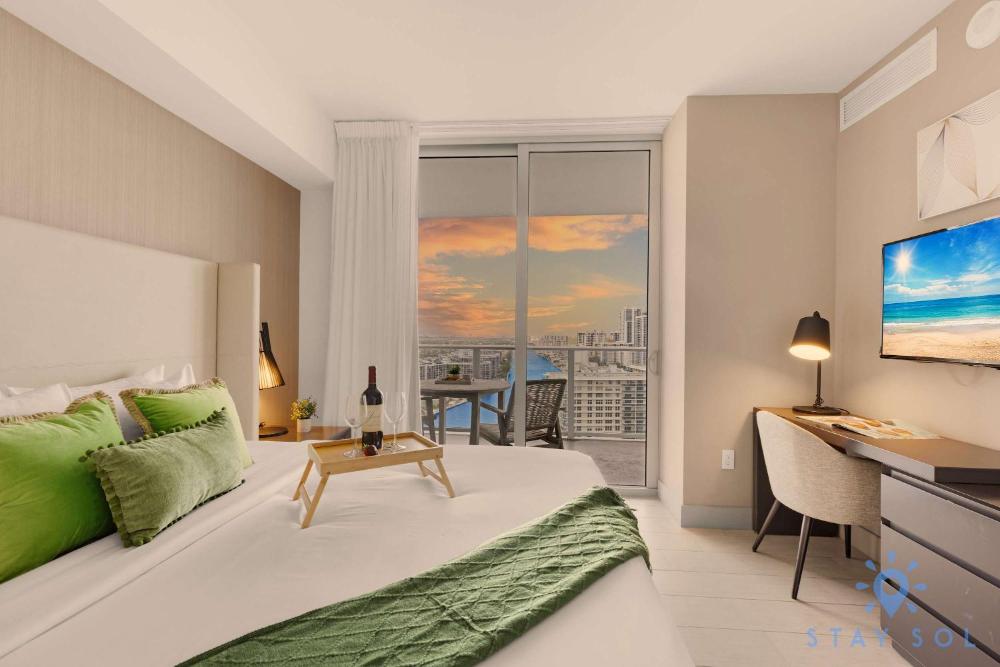 High-Floor with Stunning Views-Luxury Condo - Pools